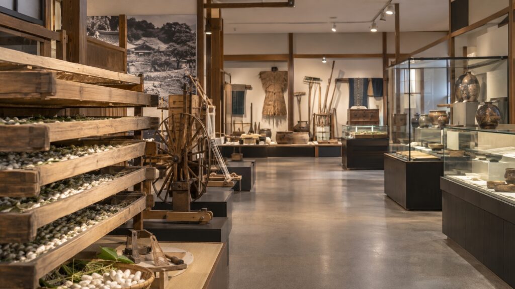養蚕道具や古い暮らしの資料を静かに見学する地域資料館のおでかけテーマ画像